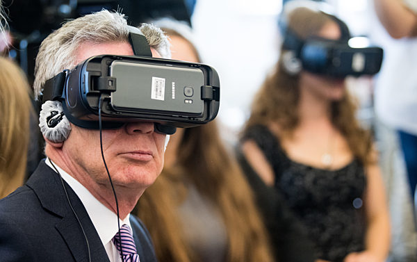 Innenminister de Maiziere besucht Stasi-Gedenkstätte