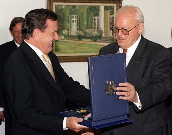 Herzog verleiht Verdienstorden an Schröder