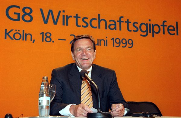 G-8-Gipfel: Schröder bei Abschlußpressekonferenz