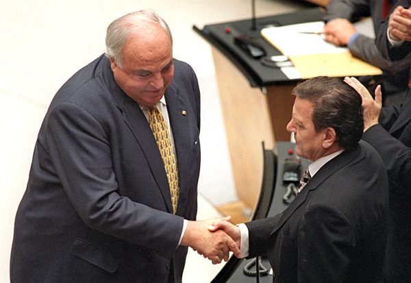 Election of chancellor: Helmut Kohl congratulates Gerhard Schröder