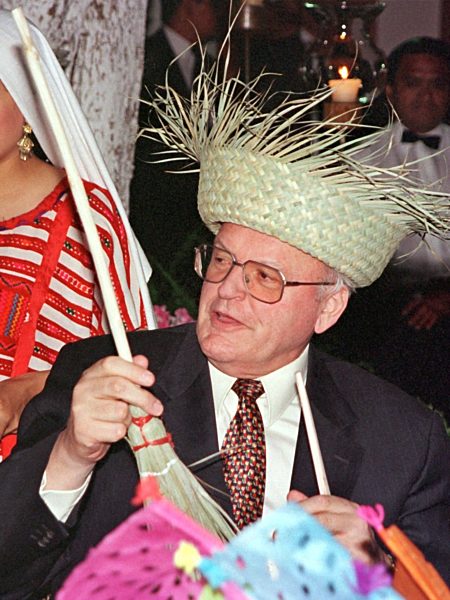 Herzog mit Strohhut zu Beginn seiner Mexiko-Reise