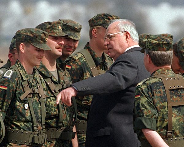 Bundekanzler Kohl begrüßt deutsche Ifor-Soldaten