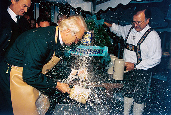 Oktoberfest in Bonn 1994 - Stoiber beim Fassanstich