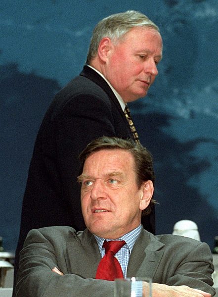 Lafontaine fordert Schröder zum Rücktritt auf