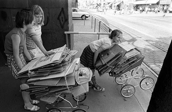 DDR - Transport von Pappkartons