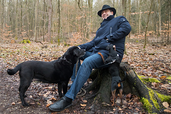 Markus Söder beim Spaziergang mit seinen Hunden