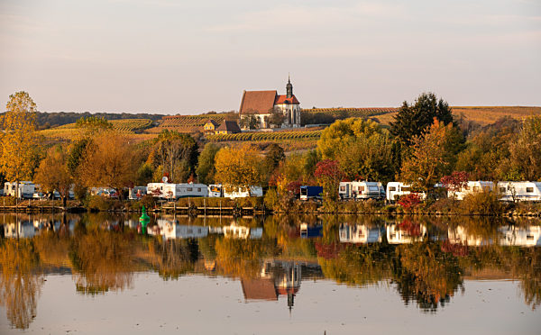 Maria im Weingarten in herbstlichem Weinberg