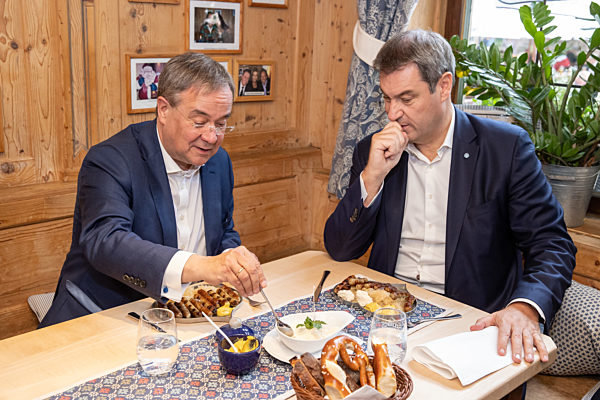 Söder und Laschet beim Bratwurstessen