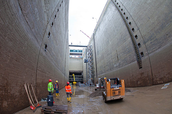 Schleusenarbeiten am Main-Donau-Kanal - Schifffahrt ruht