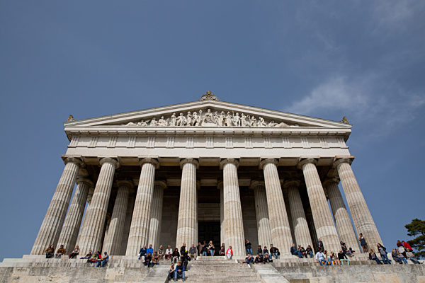 Die Sonne auf den Stufen der Walhalla genießen