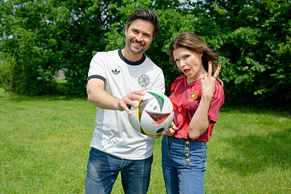 Unter uns - im Fußballtrikot