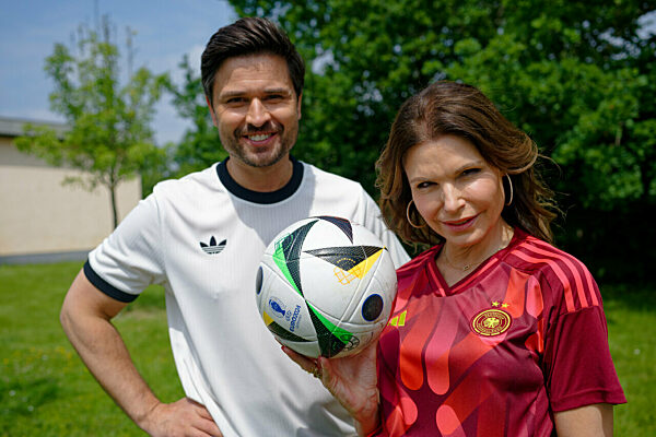 Unter uns - im Fußballtrikot