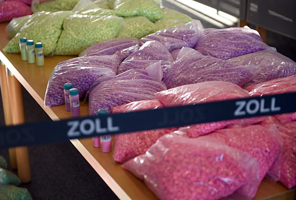 Zoll zeigt beschlagnahmte Drogen