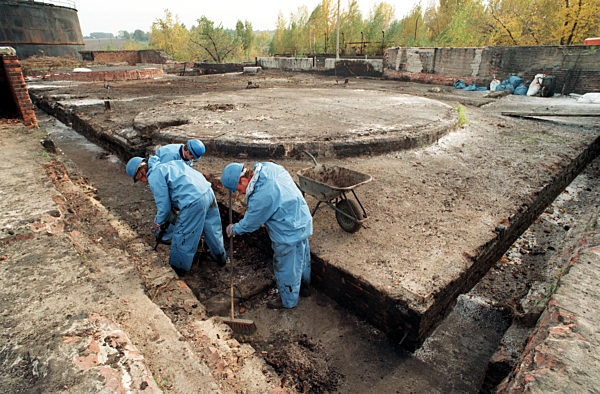 Teilweise bis auf die Fundamente abgerissen sind ehemalige Produktionanlagen...