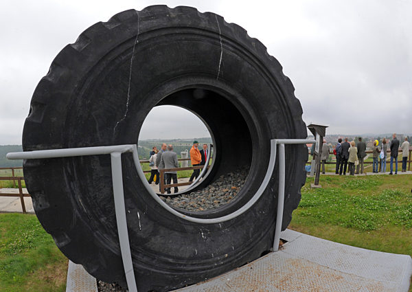 Einen Durchmesser von fast vier Metern hat dieser riesige Reifen...