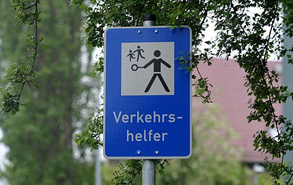 Junger Verkehrshelfer werden geprüft