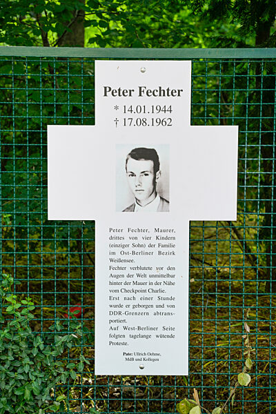 Kreuz für Peter Fechter, Gedenkort für Mauertote, Ebertstraße, Tiergarten, Mitte, Berlin, Deutschland