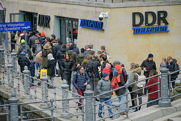 DDR Museum, Vera Britain Ufer, Karl-Liebknecht-Straße, Mitte, Berlin, Deutschland