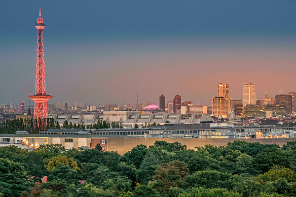 Abend, Funkturm, Berliner Stadtpanorama, Skyline, Aussicht vom Teufelsberg, Grunewald, Charlottenburg-Wilmersdorf, Berlin, Deutschland