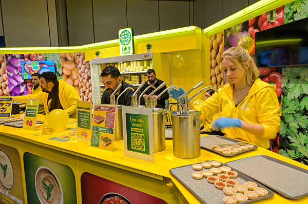 Like Home, Hummus und andere vegetarische Spezialitäten aus Berlin Reinickendorf, Stand, Internationale Grüne Woche IGW 2025, Messe, Charlottenburg, Berlin, Deutschland