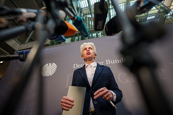 Kanzler Scholz im Verteidigungsausschuss