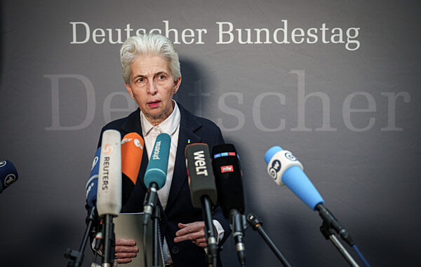 Kanzler Scholz im Verteidigungsausschuss