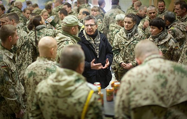 Verteidigungsminister Thomas de Maiziere besucht Afghanistan