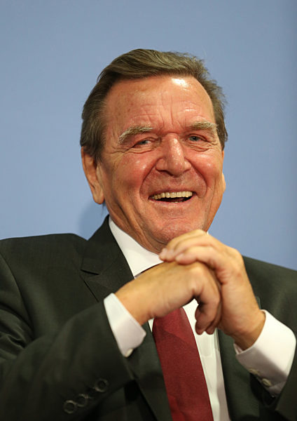 Merkel stellt Schröder Biografie vor