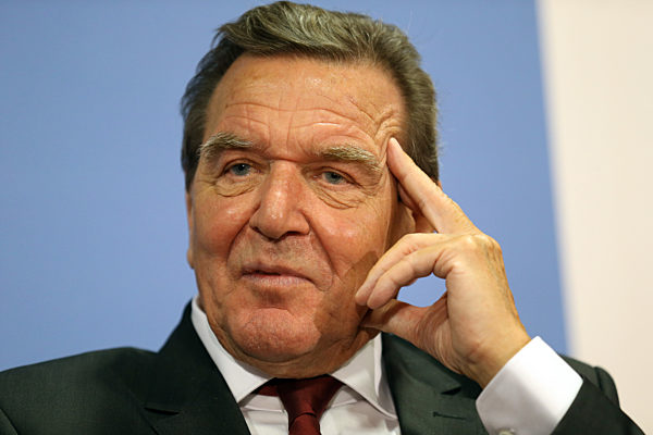 Merkel stellt Schröder Biografie vor