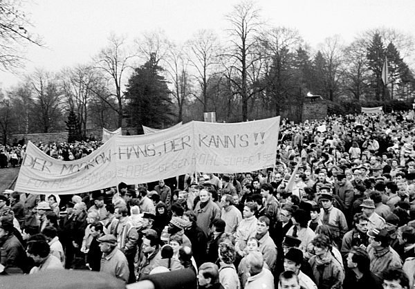 Am 14.01.1990 findet in Ost-Berlin die traditionelle...