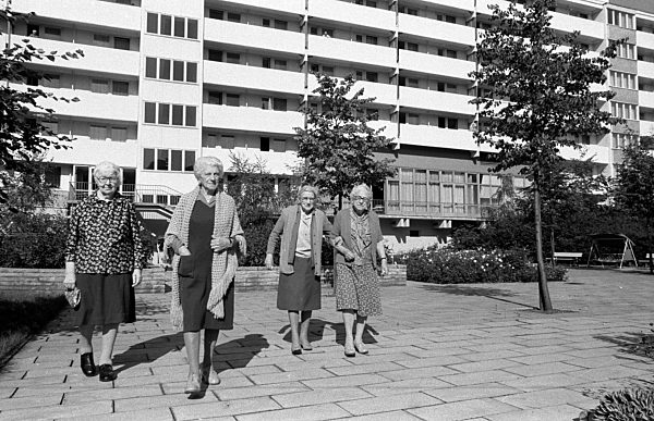 Vier Bewohnerinnen des Feierabendheimes am Weidenweg in Ost-Berlin...