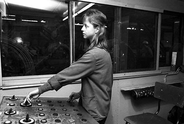 Eine Arbeiterin betätigt Bedienelemente im Stahl- und Walzwerk Hennigsdorf...