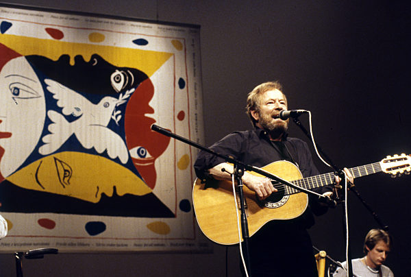 Der Sänger Franz Josef Degenhardt tritt im Februar 1986 beim Festival des...