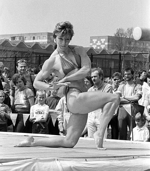 Eine Kraftsportlerin bei einer Vorführung bei einem Familiensportfest...