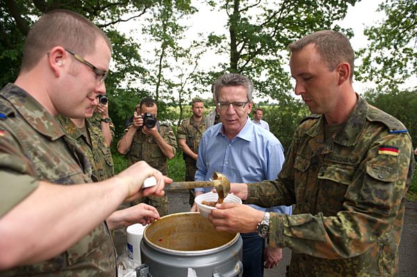 Thomas de Maiziere besucht Soldaten im Hochwassergebiet