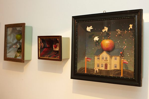 Schaukästen des Künstlers und Grafikers Ali Mitgutsch