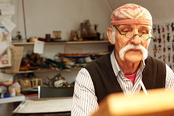 Portrait des Grafikers und Künstlers Ali Mitgutsch