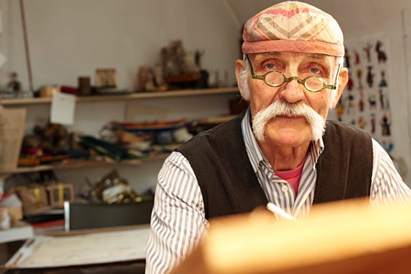 Portrait des Grafikers und Künstlers Ali Mitgutsch