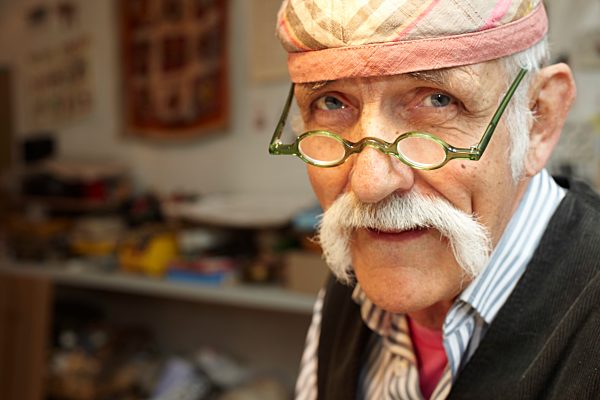 Portrait des Grafikers und Künstlers Ali Mitgutsch