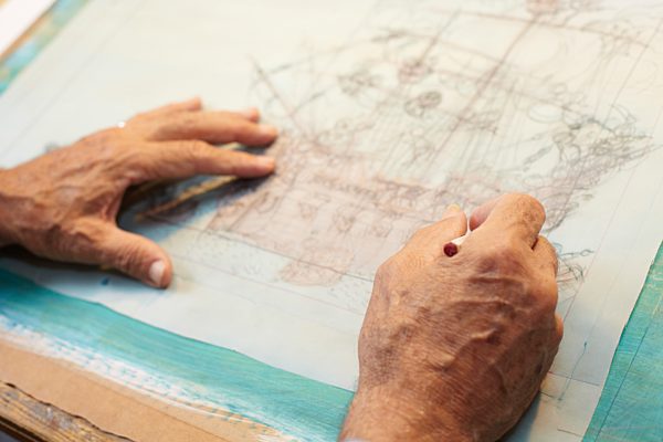 Nahaufnahme Ali Mitgutsch zeichnet einen Wimmelbuch Entwurf