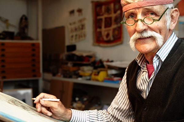 Portrait des Grafikers und Künstlers Ali Mitgutsch