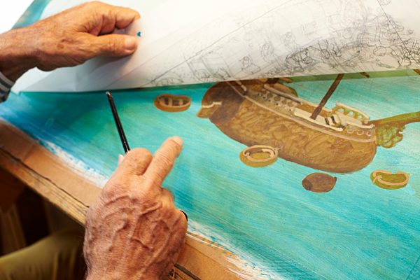 Nahaufnahme Ali Mitgutsch zeichnet einen Wimmelbuch Entwurf