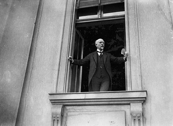 WR - Politiker der Weimarer Republik  Zwei Reichspräsidenten:  Friedrich Ebert (1919-1925), Paul von Hindenburg (ehemaliger Chef der OHL im Ersten Weltkrieg, 1925- 1934). -  
12 Reichskanzler: Philipp Scheidemann (SPD), Gustav Bauer (SPD), Hermann Müller (SPD), Constantin Fehrenbach (Zentrum), Joseph Wirth (Zentrum), Wilhelm Cuno (parteilos) , Gustav Stresemann (DVP), Wilhelm Marx (Zentrum), Hans Luther (parteilos/DVP) , Heinrich Brüning (Zentrum), Franz von Papen (Zentrum) und Kurt von Schleicher. 
Weitere bekannte und einflussreiche Reichsminister und Parteipolitiker, darunter z.B. Marie Juchacz, Otto Wels, Gustav Noske (SPD), Adam Stegerwald, Matthias Erzberger (Zentrum), Gustav Stresemann, Hugo Stinnes (DVP), Friedrich Naumann, Gertrud Bäumer, Hjalmar Schacht (DDP), Karl Liebknecht, Rosa Luxemburg, Clara Zetkin, Ernst Thälmann (KPD), Adolf Hitler, Joseph Goebbels, Gregor Strasser (NSDAP), Kuno von Westarp, Karl Helfferich, Alfred Hugenberg (DNVP).