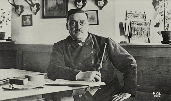 Thoma, Ludwig Der deutsche Schriftsteller Ludwig Thoma (21.01.1867 - 26.08.1921) wurde durch seine satirischen Schilderungen des bayerischen Alltags und der politischen Ereignisse seiner Zeit populär. Seine bekanntesten Werke sind die "Lausbubengeschichten“ und die Satiren „Ein Münchner im Himmel“ und „Jozef Filsers Briefwexel“.  Die Lausbubengeschichten erschienen als Kinofilmreihe 1964–1969 mit Hansi Kraus als Ludwig Thoma. Auch andere Werke wurden verfilmt oder für den Hörfunk bearbeitet.