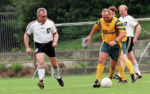 Sportlich: Theo Waigel beim Fußballspielen