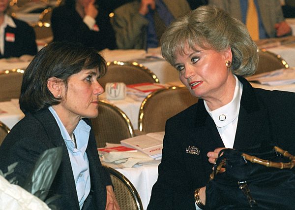 Ingeborg Schäuble und Hannelore Kohl im Gespräch