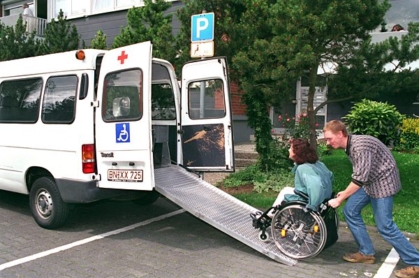 Zivildienstleistender und Rollstuhlfahrerin