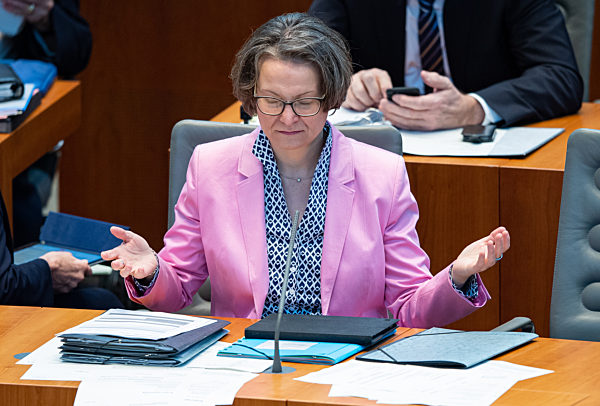 Sitzung des nordrhein-westfälischen Landtags über den Haushalt