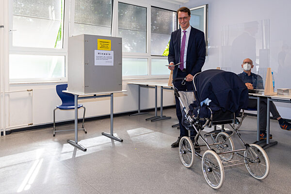 Landtagswahl in Nordrhein-Westfalen - Stimmabgabe Wüst