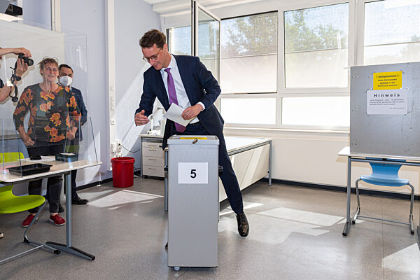 Landtagswahl in Nordrhein-Westfalen - Stimmabgabe Wüst